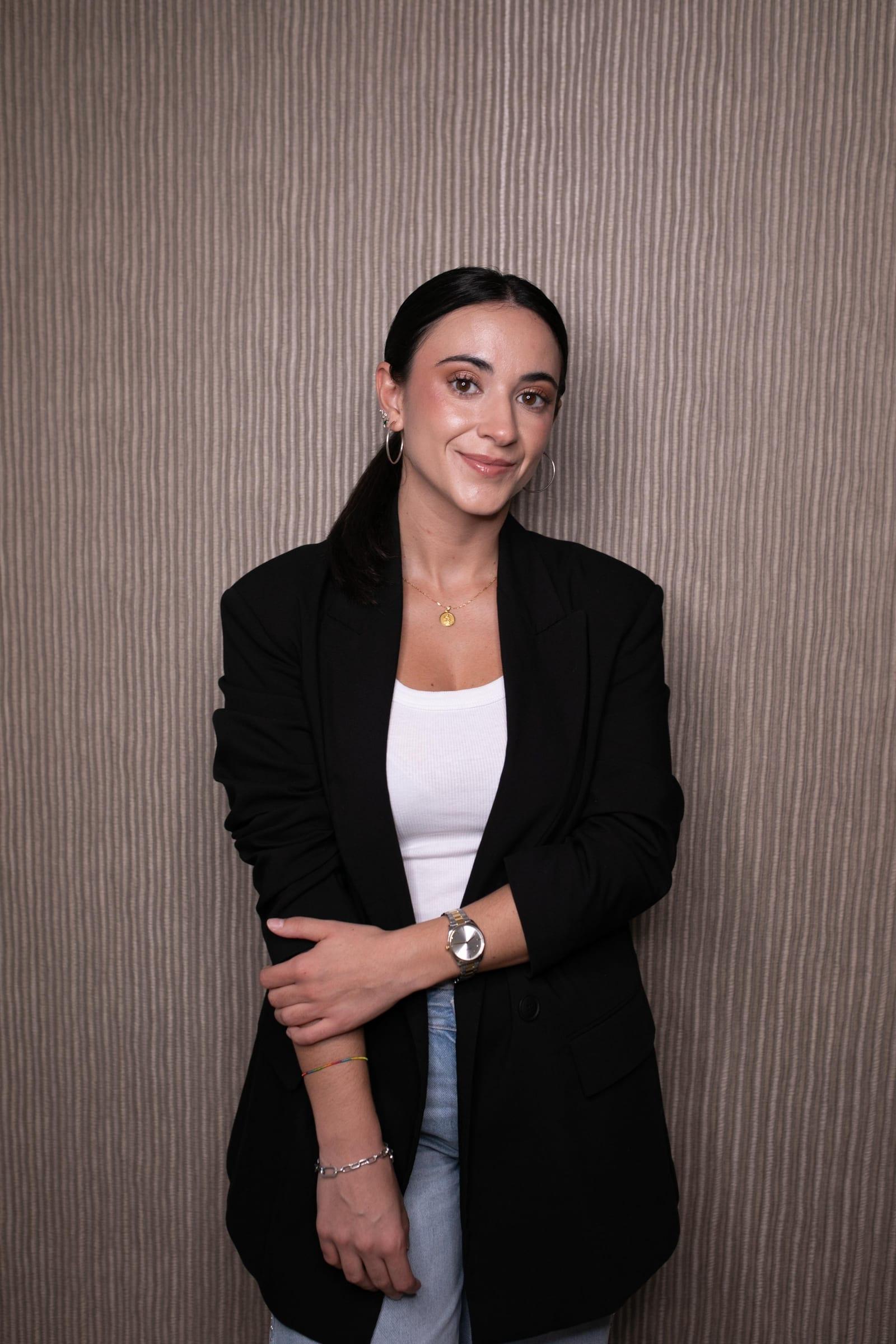 Retrato de Elena Sánchez Carrasco con blazer negro, sonriendo